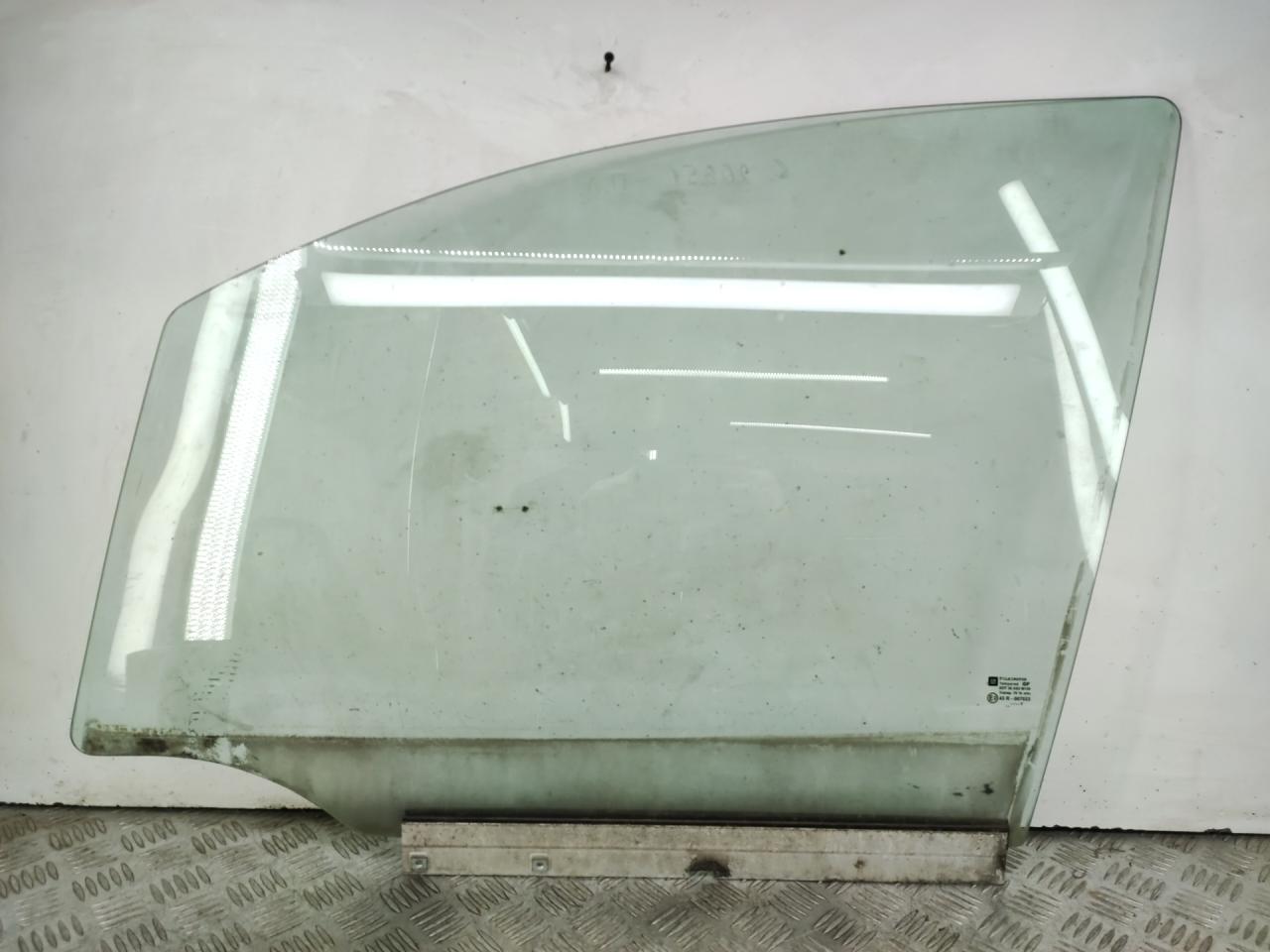 стекло двери передней левой Opel Zafira 1 поколение (A) 2002, 1.8 л., Z 18 XE, бензин, МКПП, синий, минивэн, передний привод - фото №1