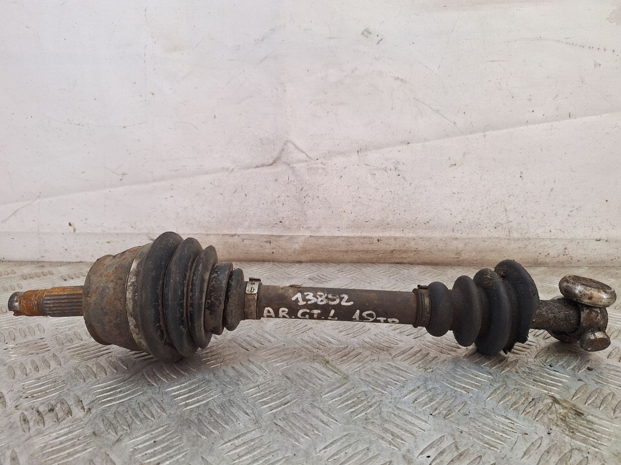 полуось передняя левая (приводной вал, ШРУС) Alfa Romeo GT 1 поколение 2006, 1.9 л., 937 A5.000, дизель, МКПП, черный, купе, передний привод - фото №1