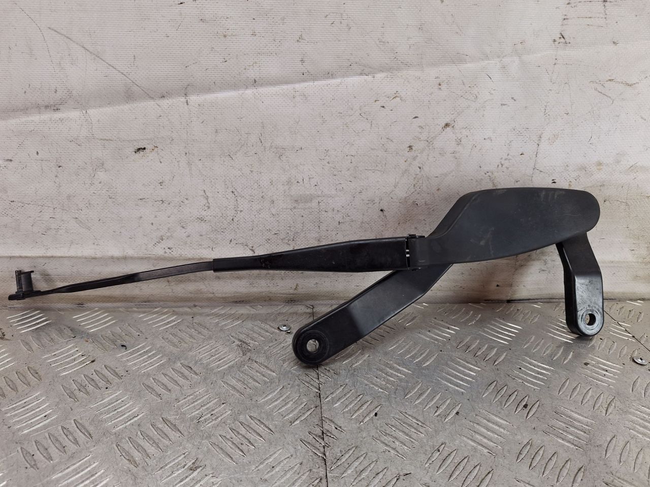 щеткодержатель (поводок стеклоочистителя, дворник) Mercedes-Benz C-Класс W204/S204 2007, 1.8 л., M 271.950, бензин, АКПП, серебро, седан, задний привод, A2048200344 - фото №1