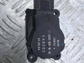 моторчик заслонки печки Mercedes-Benz C-Класс W203/S203/CL203 [рестайлинг] 2005, 2.2 л., дизель, серебро, универсал, задний привод, A2038201642