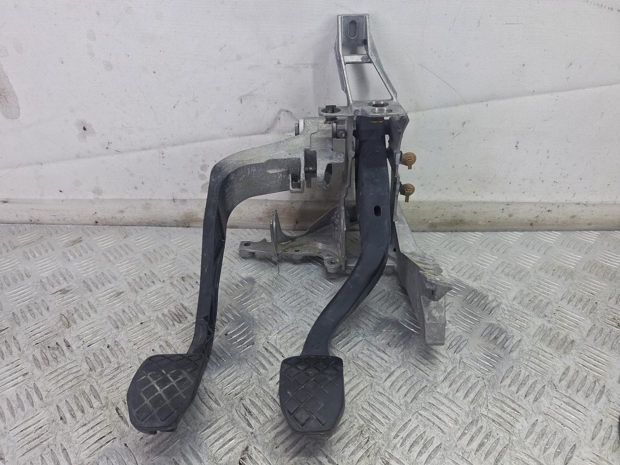 узел педальный (блок педалей) Volkswagen Passat B5 1998, 1.8 л., ARG, бензин, МКПП, серебро, универсал, передний привод, 8D1721117K - фото №1