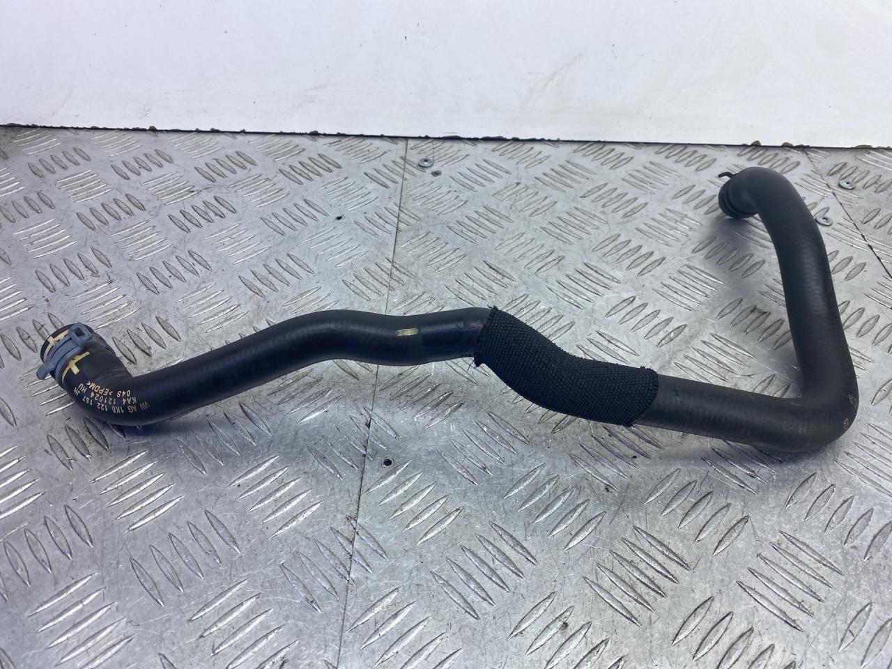 патрубок радиатора Skoda Yeti 1 поколение 2013, 2.0 л., CFHF, дизель, 6МКПП, серый, универсал, полный привод, 1K0122157JH, KA4121024HU - фото №1