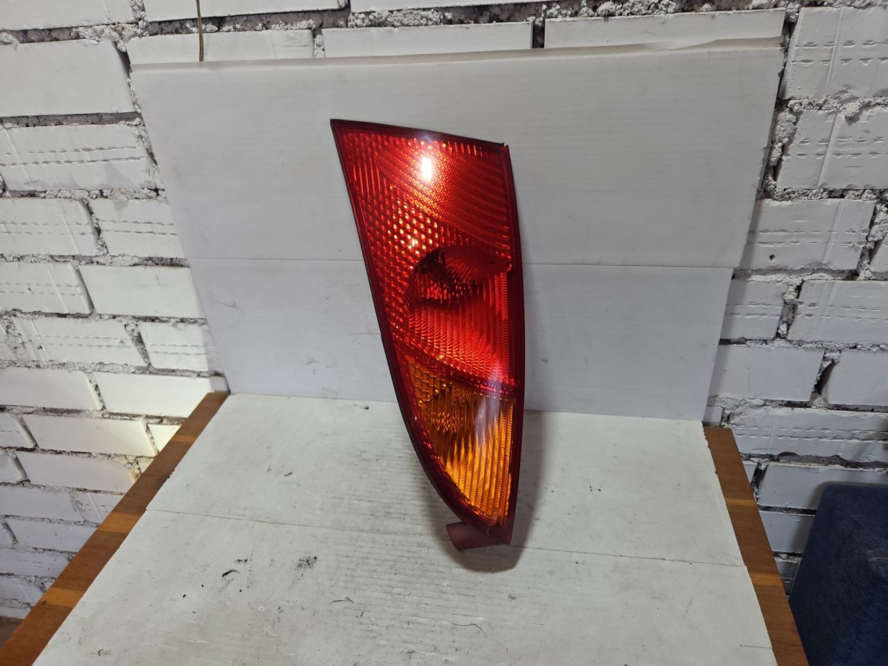 фонарь задний левый Ford Focus 1 поколение 2001, 1.6 л., FYDC, бензин, МКПП, хетчбэк 3 дв., передний привод, 1M5113405A - фото №1