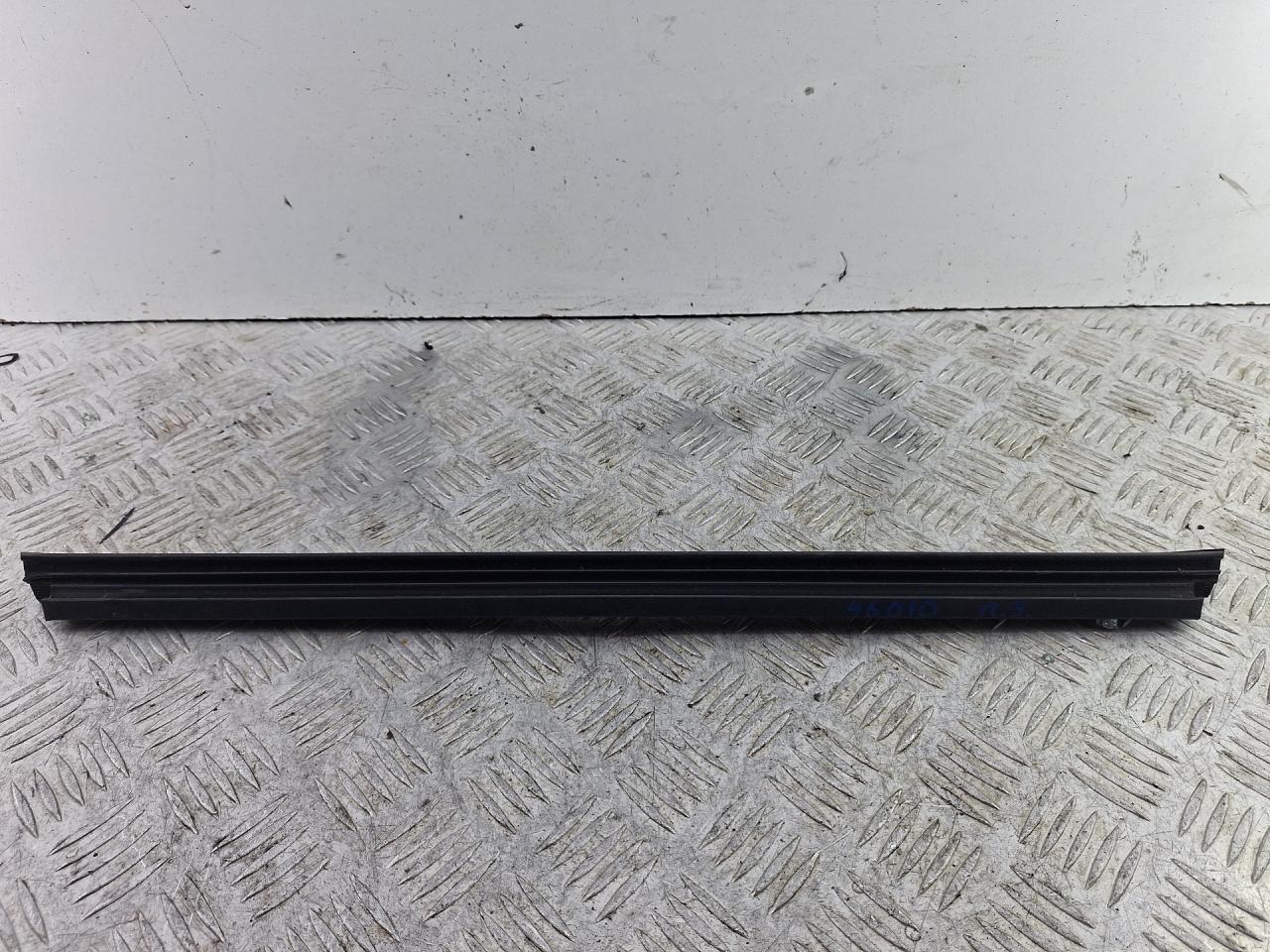 Уплотнитель стекла Mercedes-Benz E-Класс W211/S211 2004, 3.2 л., M 112.954, бензин, АКПП, серебро, универсал, задний привод - фото №1