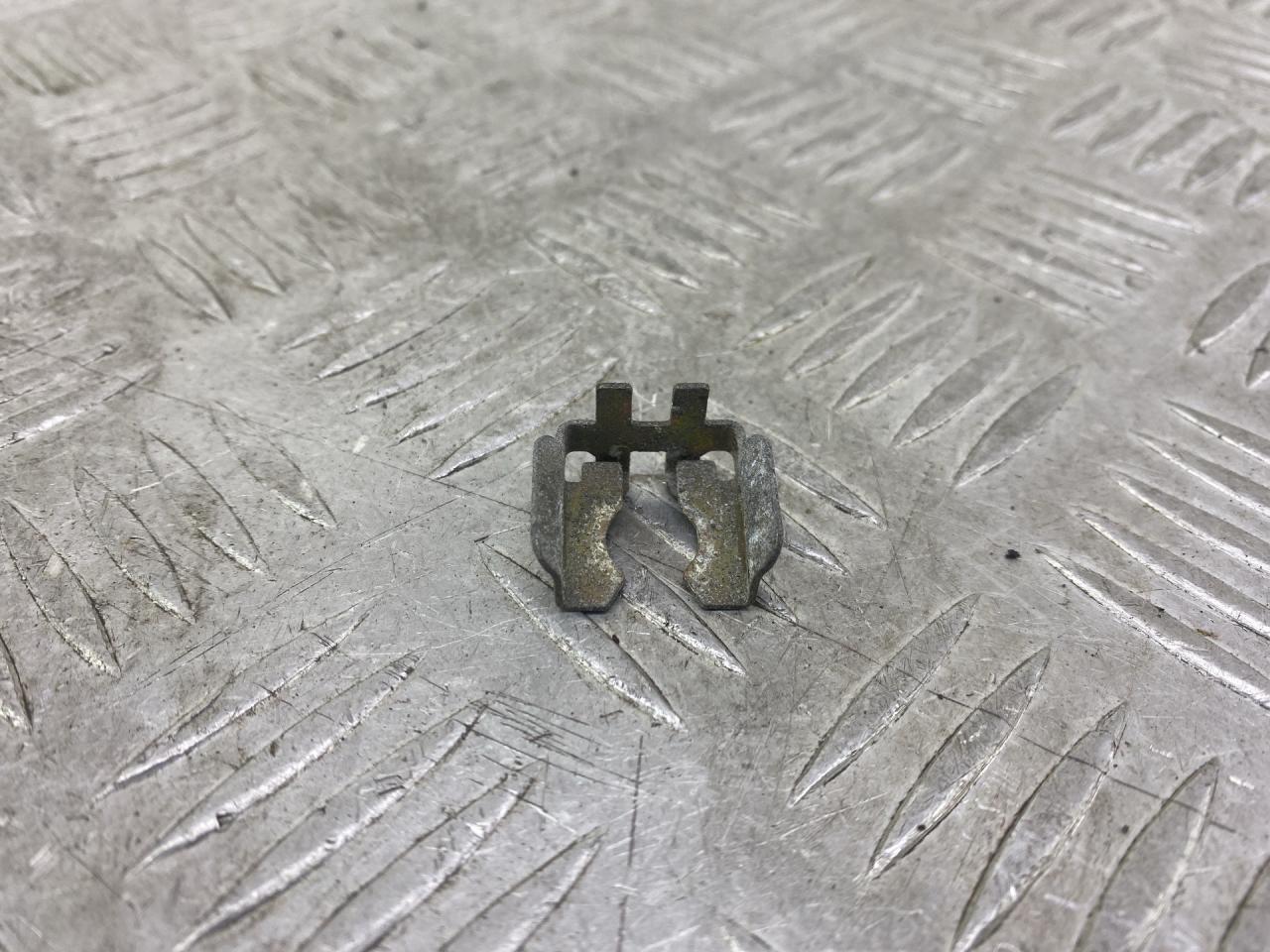 крепление форсунки Lancia Thesis 1 поколение 2005, 2.4 л., 841 D.000, бензин, МКПП, темно-синий, седан, передний привод - фото №1