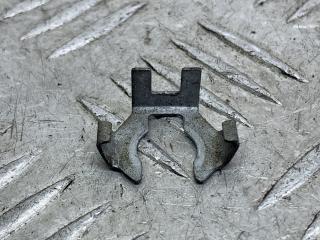 крепление форсунки Renault Megane 1 поколение [рестайлинг] (1999 - 2003), 1.4 л., K4J 710, бензин, МКПП, оливковый, хетчбэк 5 дв., передний привод