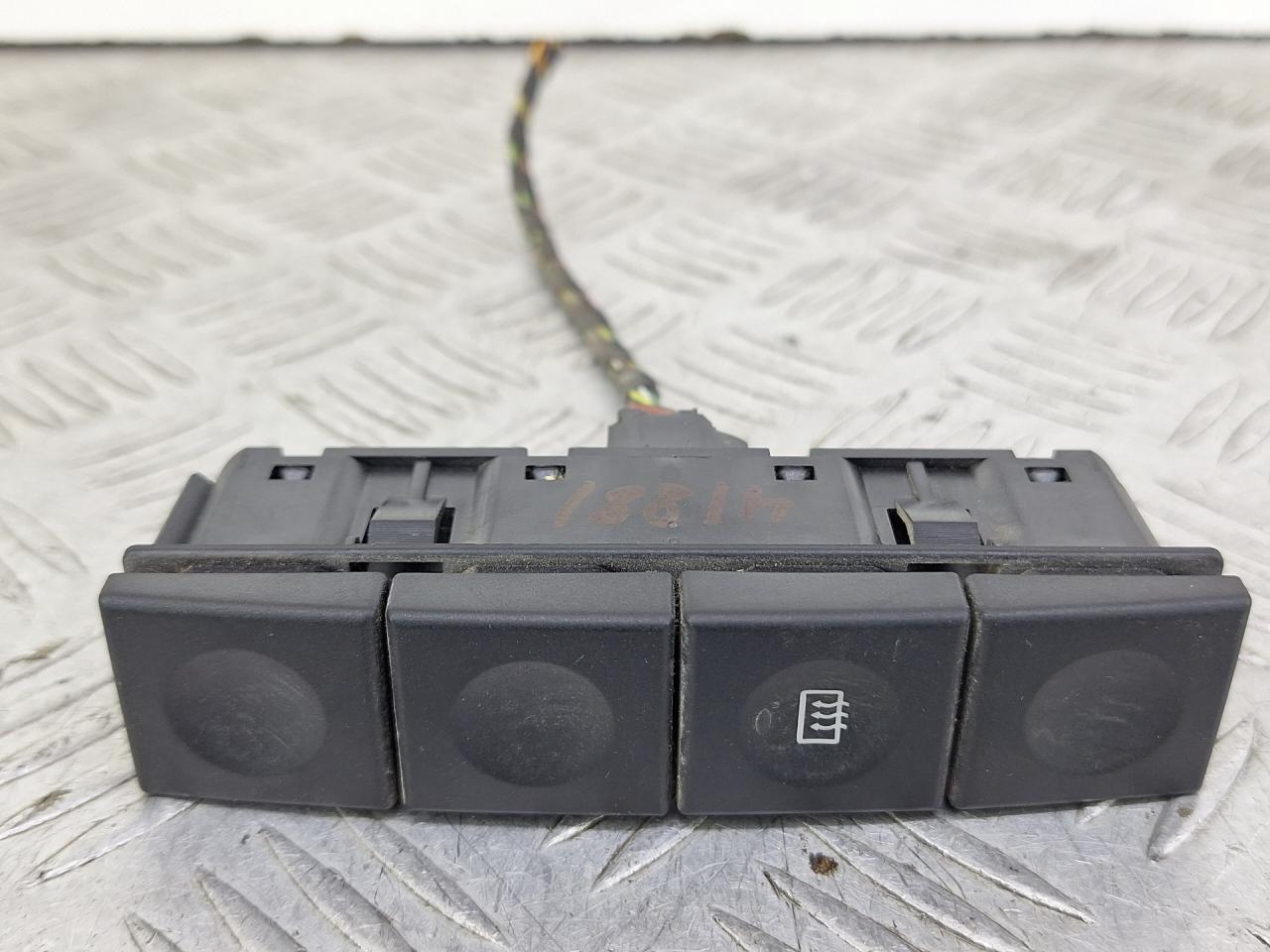 кнопка обогрева заднего стекла Ford Fiesta 5 поколение 2004, 1.4 л., бензин, МКПП, хетчбэк 5 дв., передний привод, 2S6T18C621AC - фото №1