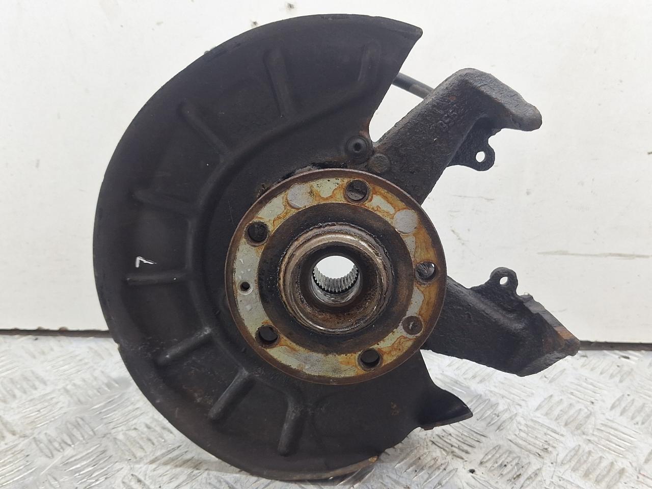 кулак поворотный правый Skoda Yeti 1 поколение 2013, 2.0 л., CFHF, дизель, 6МКПП, серый, универсал, полный привод - фото №1