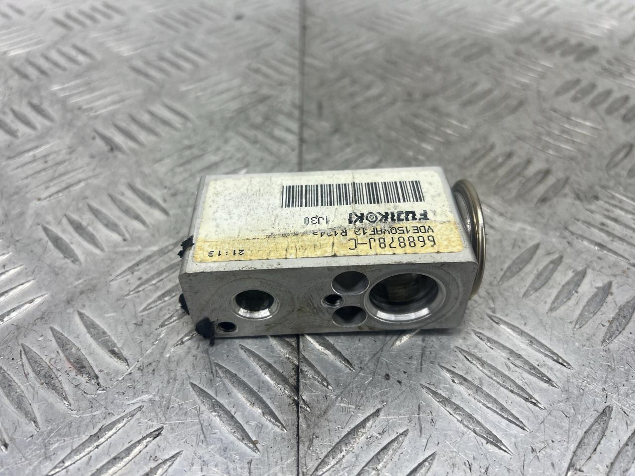 расширительный клапан кондиционера Renault Clio 3 поколение 2007, 1.2 л., D4F 740, бензин, МКПП, хетчбэк 3 дв., передний привод, 668878J-C - фото №1