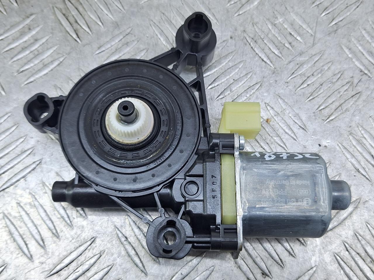 моторчик стеклоподъемника задний правый Audi A4 B9 2017, 1.4 л., CVNA, бензин, 6МКПП, темно-синий, универсал, передний привод, 0130822668 - фото №1