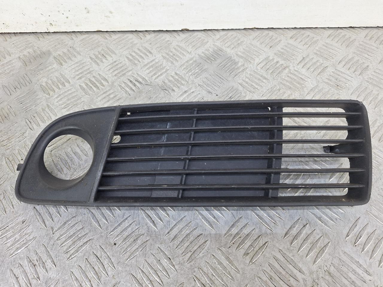 заглушка (решетка) в бампер Audi A6 4B/C5 1999, 1.8 л., AQE, бензин, МКПП, красный, седан, 4B0807681J - фото №1