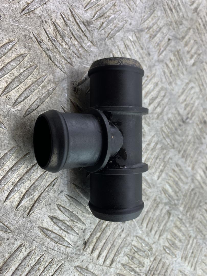 фланец (тройник) системы охлаждения Land Rover Discovery 3 поколение L319 2007, 2.7 л., 276DT, дизель, АКПП, серый, внедорожник 5 дв., полный привод - фото №1