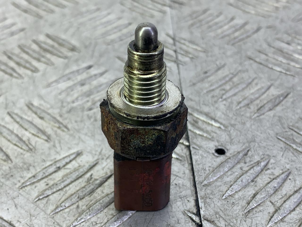 датчик заднего хода (лягушка) Volkswagen Passat B6 (2005 - 2010), 2.0 л., дизель, универсал, 02T945415D - фото №1