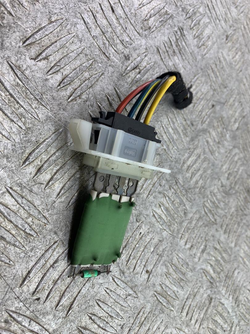 сопротивление печки Skoda Yeti 1 поколение 2013, 2.0 л., CFHF, дизель, 6МКПП, серый, универсал, полный привод - фото №1