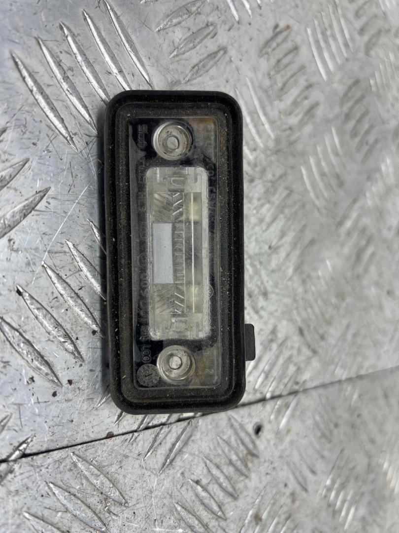 подсветка номера Volkswagen Touran 1 поколение 2005, 1.9 л., дизель, МКПП, минивэн, передний привод, 1T0827634 - фото №1