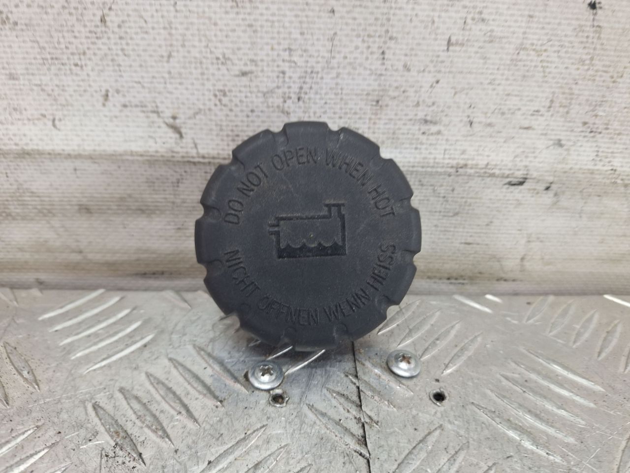 пробка расширительного бачка Mercedes-Benz C-Класс W204/S204 2007, 1.8 л., M 271.950, бензин, АКПП, серебро, седан, задний привод, 2105010615 - фото №1