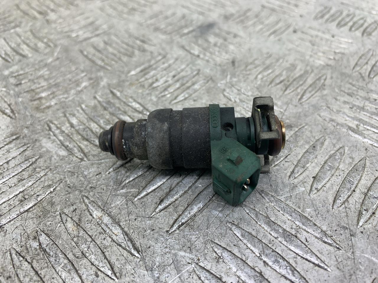 форсунка Volkswagen Golf 4 поколение (1997 - 2006), 037906031AA - фото №1