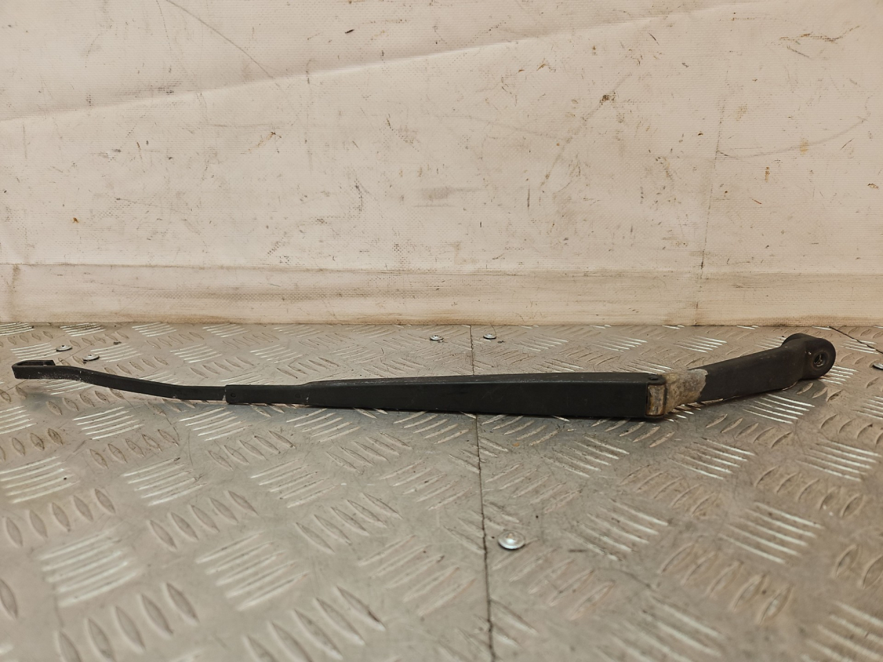 щеткодержатель (поводок стеклоочистителя, дворник) Suzuki Baleno 1 поколение 1998, 1.6 л., G16B, бензин, МКПП, голубой, универсал, передний привод, 5366108 - фото №1