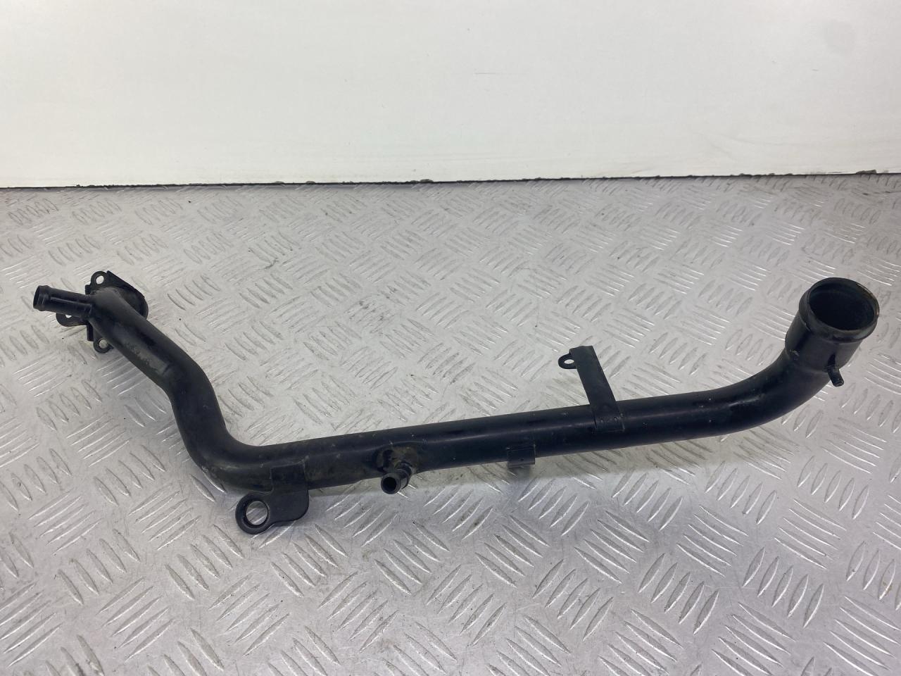 трубка охлаждающей жидкости Volkswagen Passat B5 1999, 1.8 л., APT, бензин, 5МКПП, зеленый, универсал, передний привод, 058121071J - фото №1