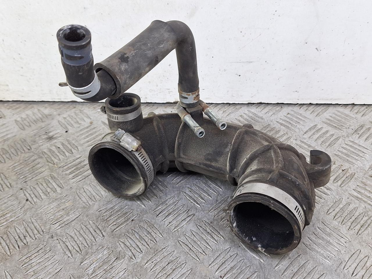 патрубок воздушного фильтра Opel Agila 2 поколение (B) 2012, 1.2 л., K12B, бензин, МКПП, минивэн, передний привод, правый руль, 1388173KA0 - фото №1