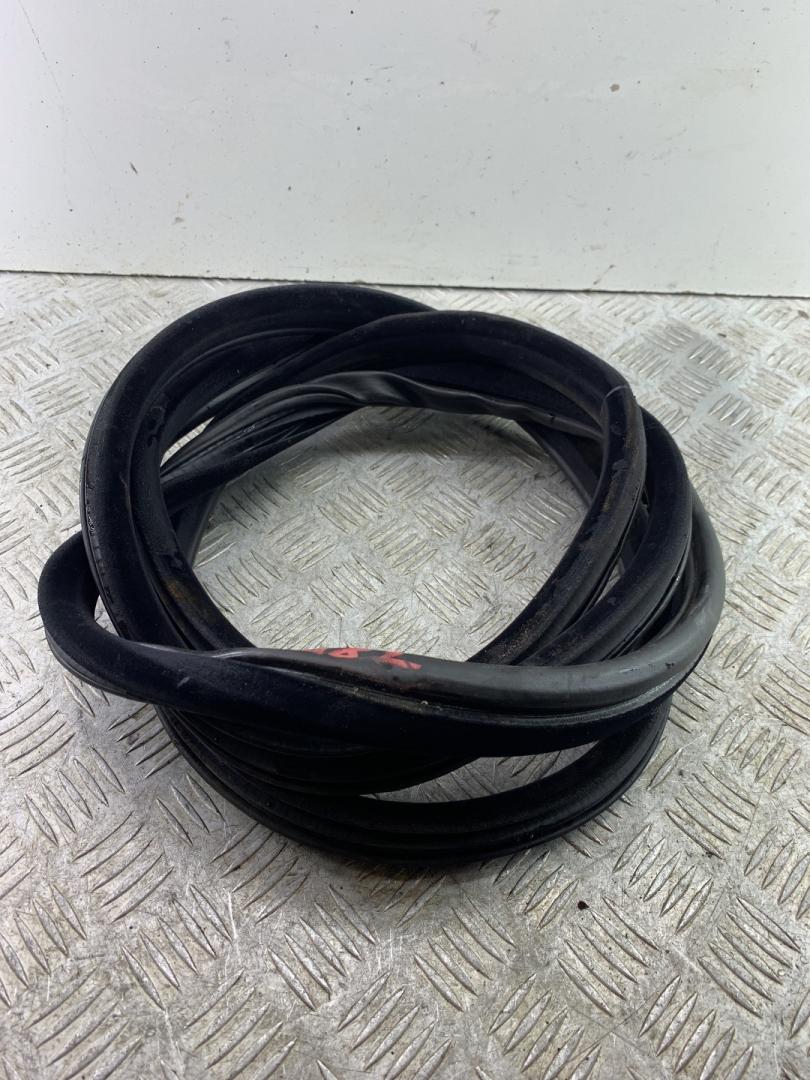 уплотнитель двери Land Rover Discovery 3 поколение L319 2007, 2.7 л., 276DT, дизель, АКПП, серый, внедорожник 5 дв., полный привод - фото №1