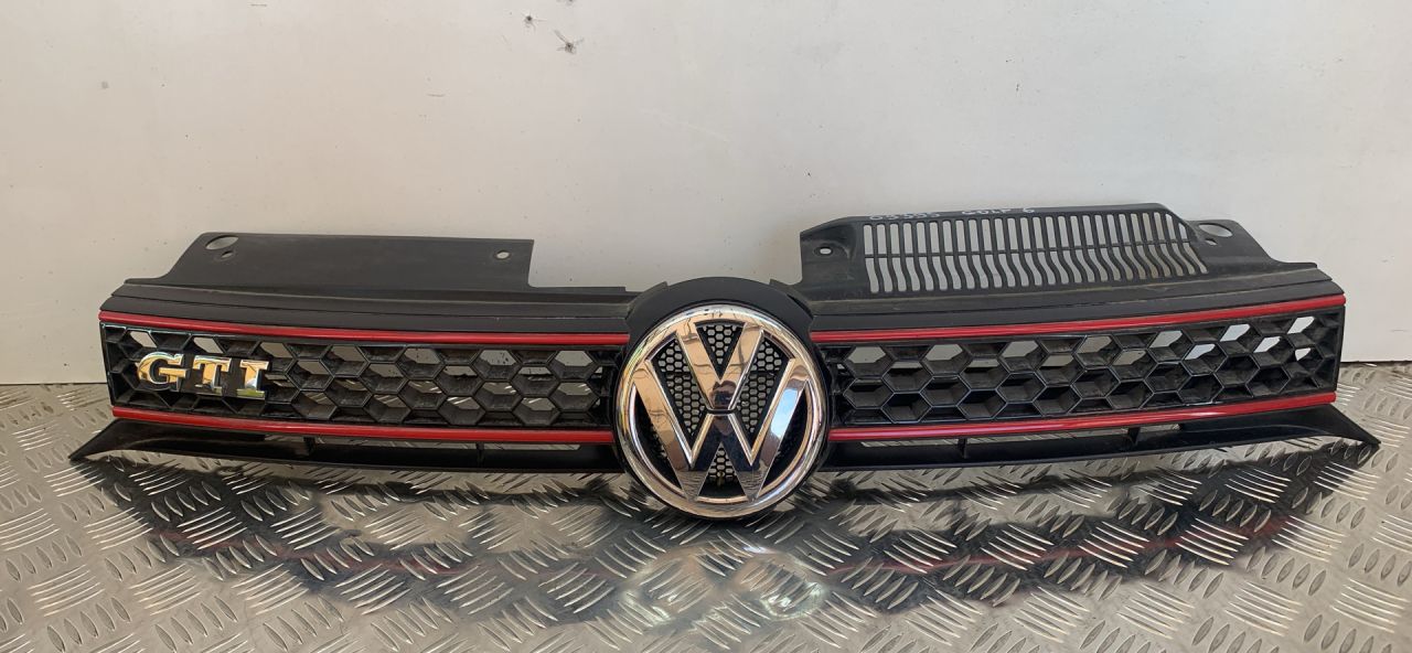 решетка радиатора Volkswagen Golf 6 поколение 2012, 2.0 л., CCZB, бензин, АКПП, белый, кабриолет, передний привод, 5K0853651AK - фото №1