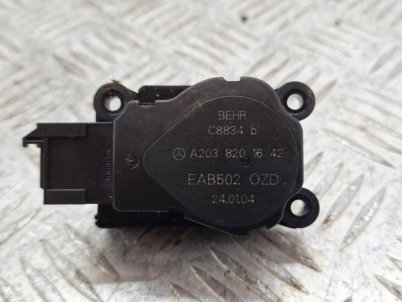 моторчик заслонки печки Mercedes-Benz E-Класс W211/S211 2004, 3.2 л., M 112.954, бензин, АКПП, серебро, универсал, задний привод, A2038201642 - фото №1