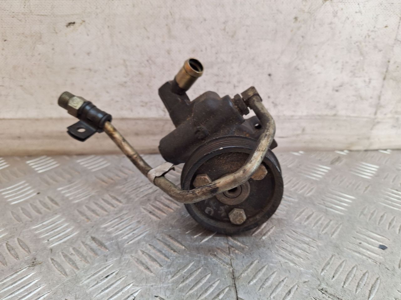 насос гидроусилителя руля Ford Fiesta 5 поколение (2001 - 2007), 1.3 л., 4LB1600 - фото №1