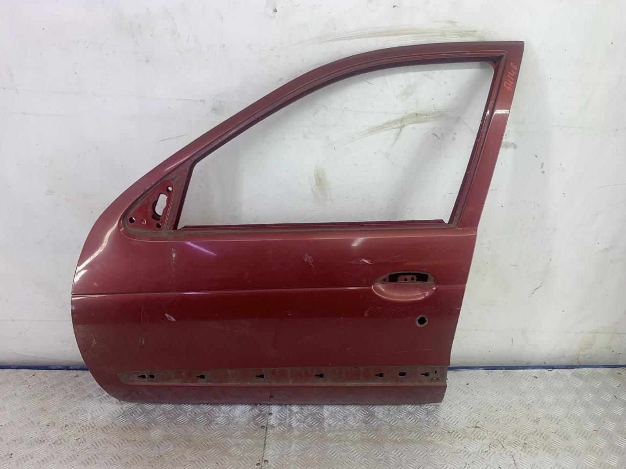 дверь передняя левая Renault Megane 1 поколение BA 1998, 1.6 л., K7M 720, бензин, МКПП, бордовый, хетчбэк 5 дв., передний привод - фото №1