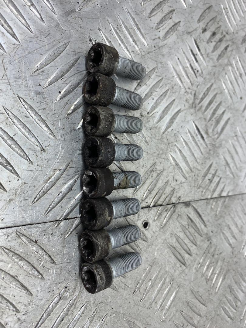 болт двигателя Mercedes-Benz Sprinter 2 поколение (W906) (2006 - 2014), 2.1 л., OM 651.955, дизель, МКПП, зеленый, задний привод - фото №1