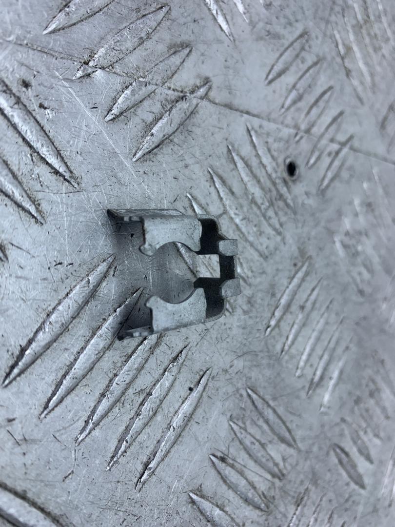 крепление форсунки Peugeot 307 1 поколение (2001 - 2005) - фото №1