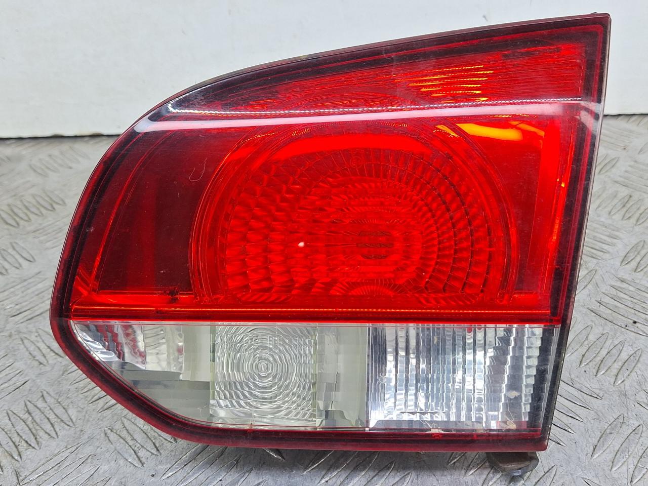 фонарь крышки багажника правый Volkswagen Golf 6 поколение 2008, 1.4 л., CGGA, бензин, 5МКПП, голубой, хетчбэк 5 дв., передний привод, 5K0945094F - фото №1