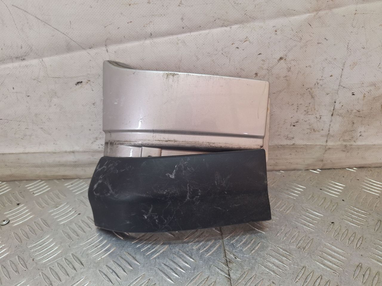 ус под фонарь левый Opel Zafira 1 поколение (A) 2000, 2.0 л., X 20 DTL, дизель, МКПП, серебро, минивэн, передний привод, 090597595, 90580803 - фото №1