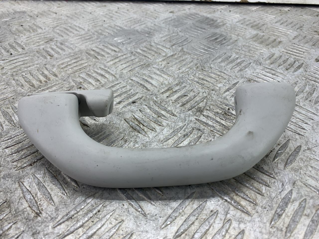 ручка внутренняя потолочная Skoda Yeti 1 поколение 2013, 2.0 л., CFHF, дизель, 6МКПП, серый, универсал, полный привод - фото №1