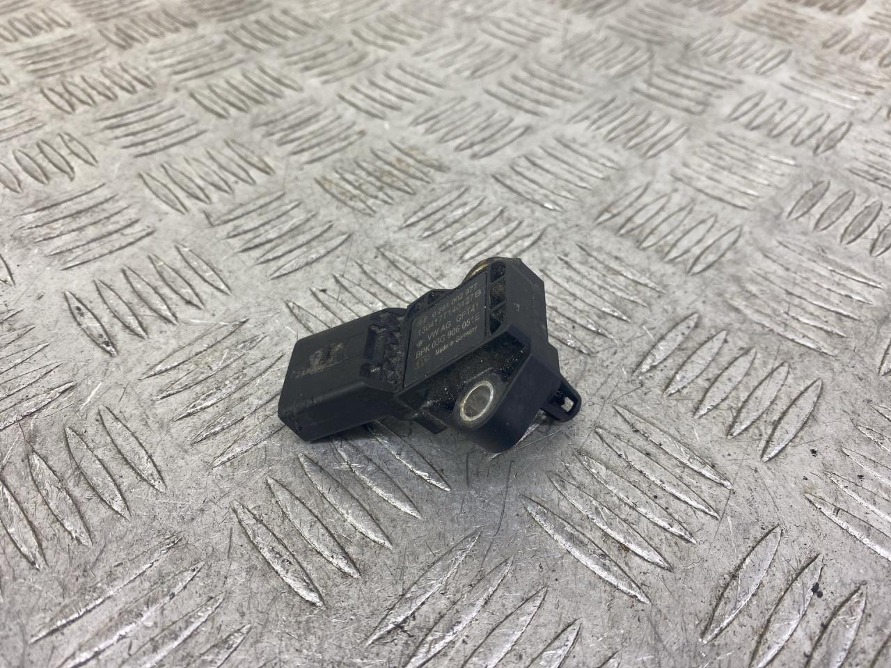 датчик абсолютного давления Skoda Yeti 1 поколение 2013, 2.0 л., CFHF, дизель, 6МКПП, серый, универсал, полный привод, 0281002977, 03G906051E, 130417T140127B - фото №1