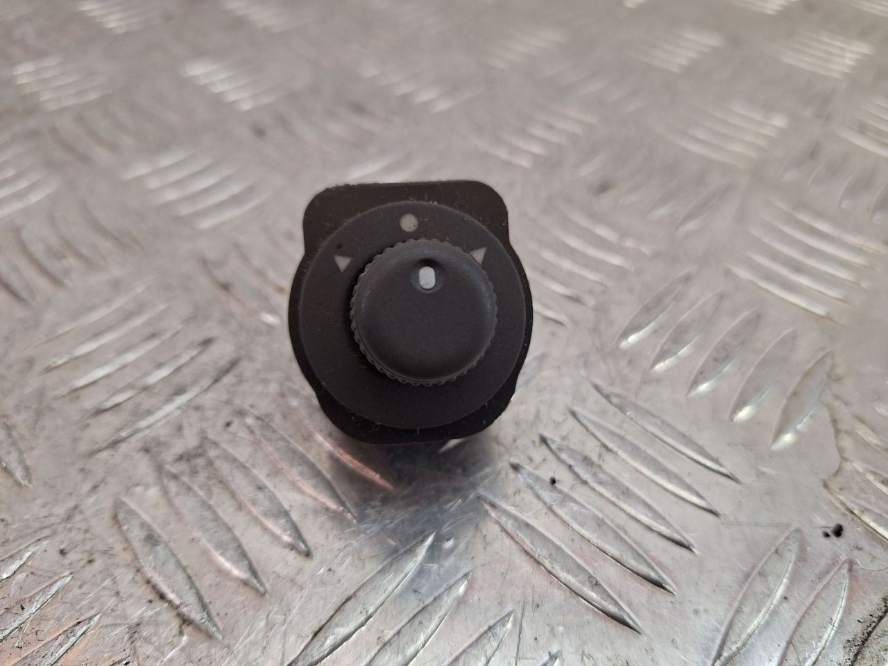 джойстик регулировки зеркал Alfa Romeo 156 1 поколение 2002, 2.0 л., 937 A1.000, бензин, МКПП, черный, универсал, передний привод - фото №1