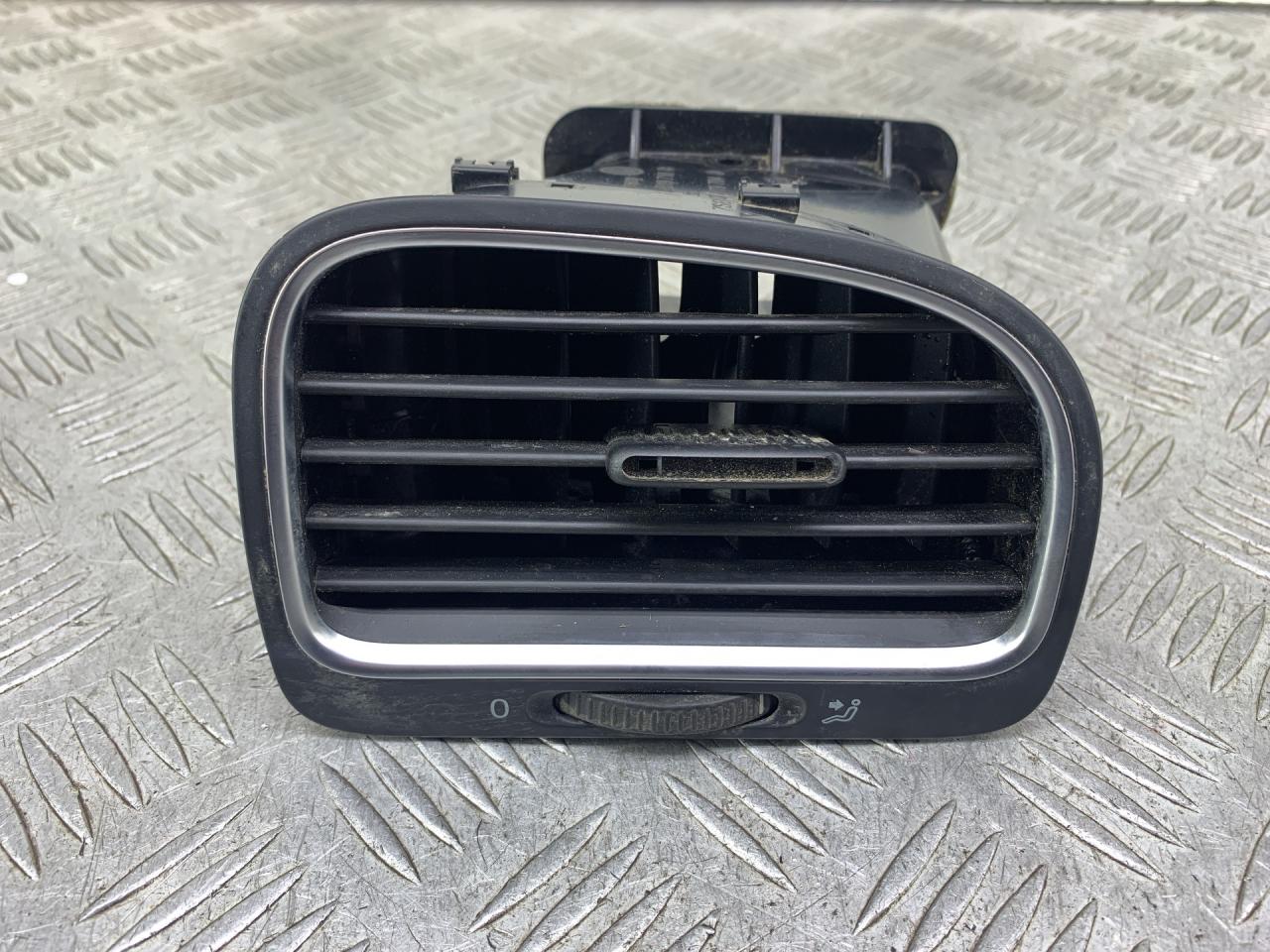 дефлектор обдува салона Volkswagen Golf 6 поколение (2008 - 2012), 5K0819710 - фото №1