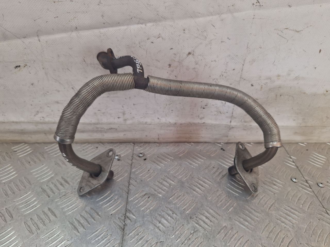 трубка системы рециркуляции EGR Chrysler Sebring 2 поколение 2001, 2.7 л., бензин, АКПП, черный, кабриолет, передний привод - фото №1