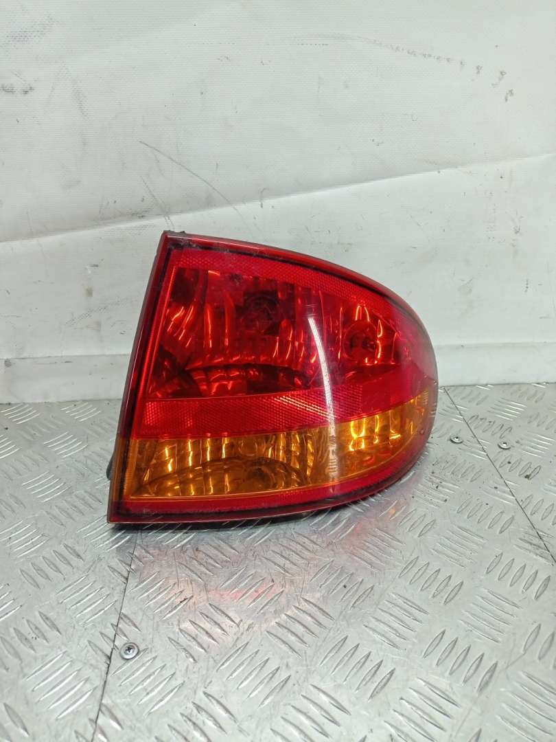 фонарь задний правый Chevrolet Alero 1 поколение 2000, 2.4 л., бензин, АКПП, красный, седан, передний привод - фото №1