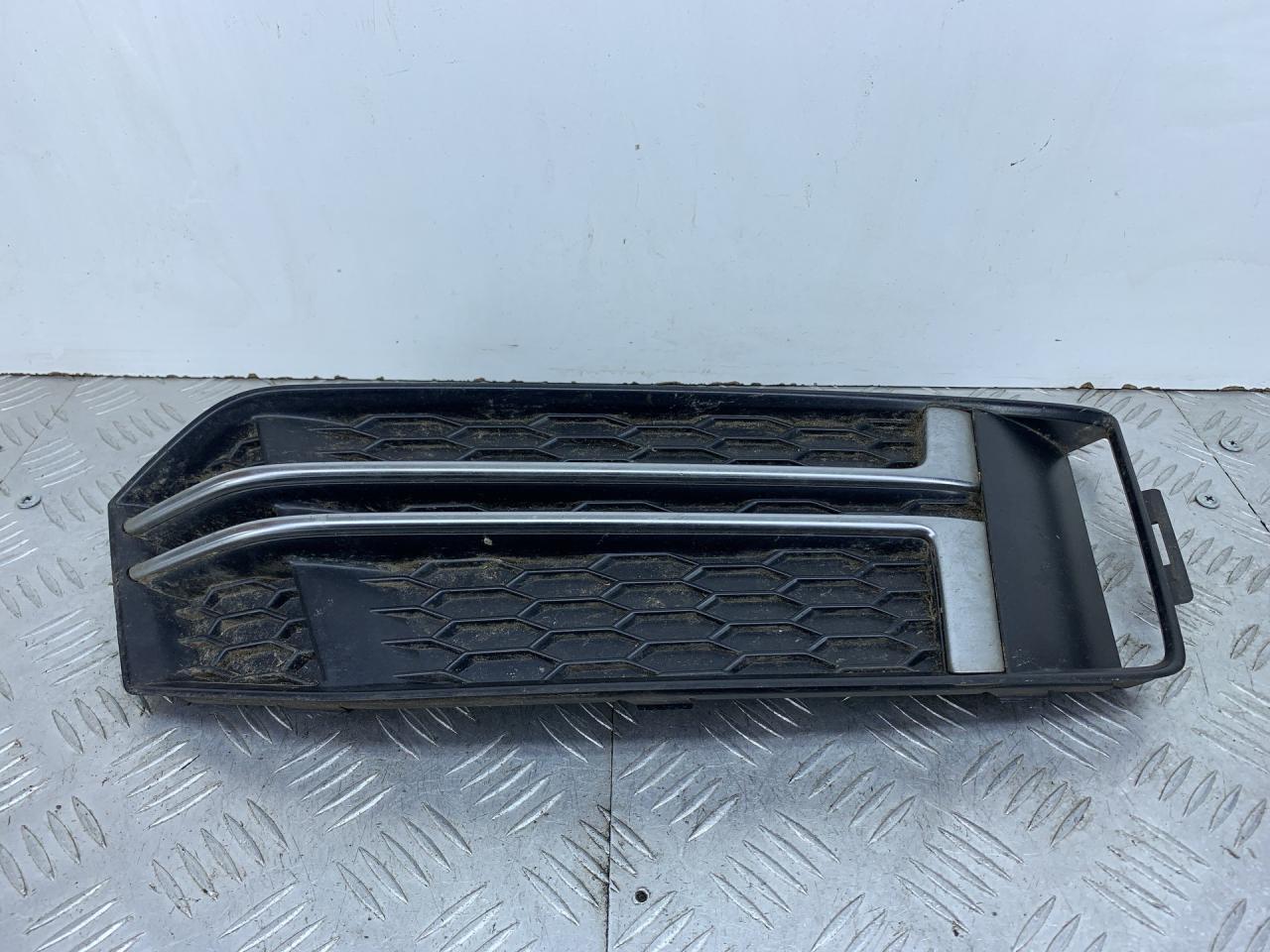 заглушка (решетка) в бампер Audi A4 B9 2017, 1.4 л., CVNA, бензин, 6МКПП, темно-синий, универсал, передний привод, 8W0807682F - фото №1