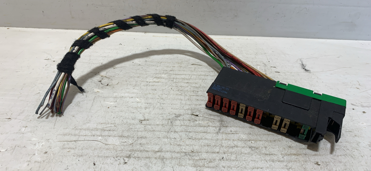 блок предохранителей Peugeot 206 1 поколение 2000, 1.4 л., KFX (TU3JP), бензин, МКПП, зеленый, хетчбэк 5 дв., передний привод, 9627791880 - фото №1