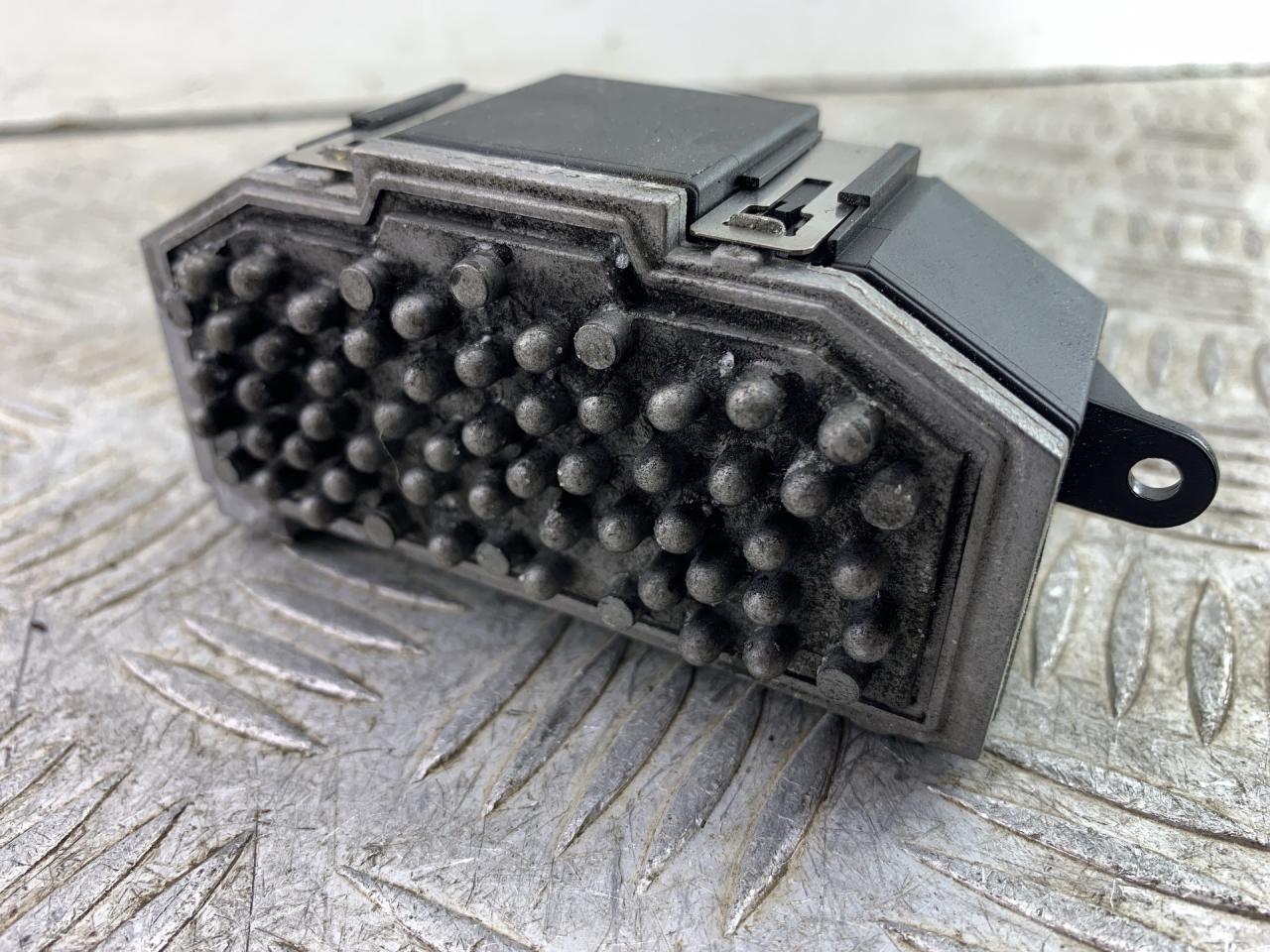 сопротивление печки Volkswagen Passat B6 2008, 1.8 л., BZB, бензин, 6МКПП, черный, универсал, передний привод, 3C0907521D - фото №1