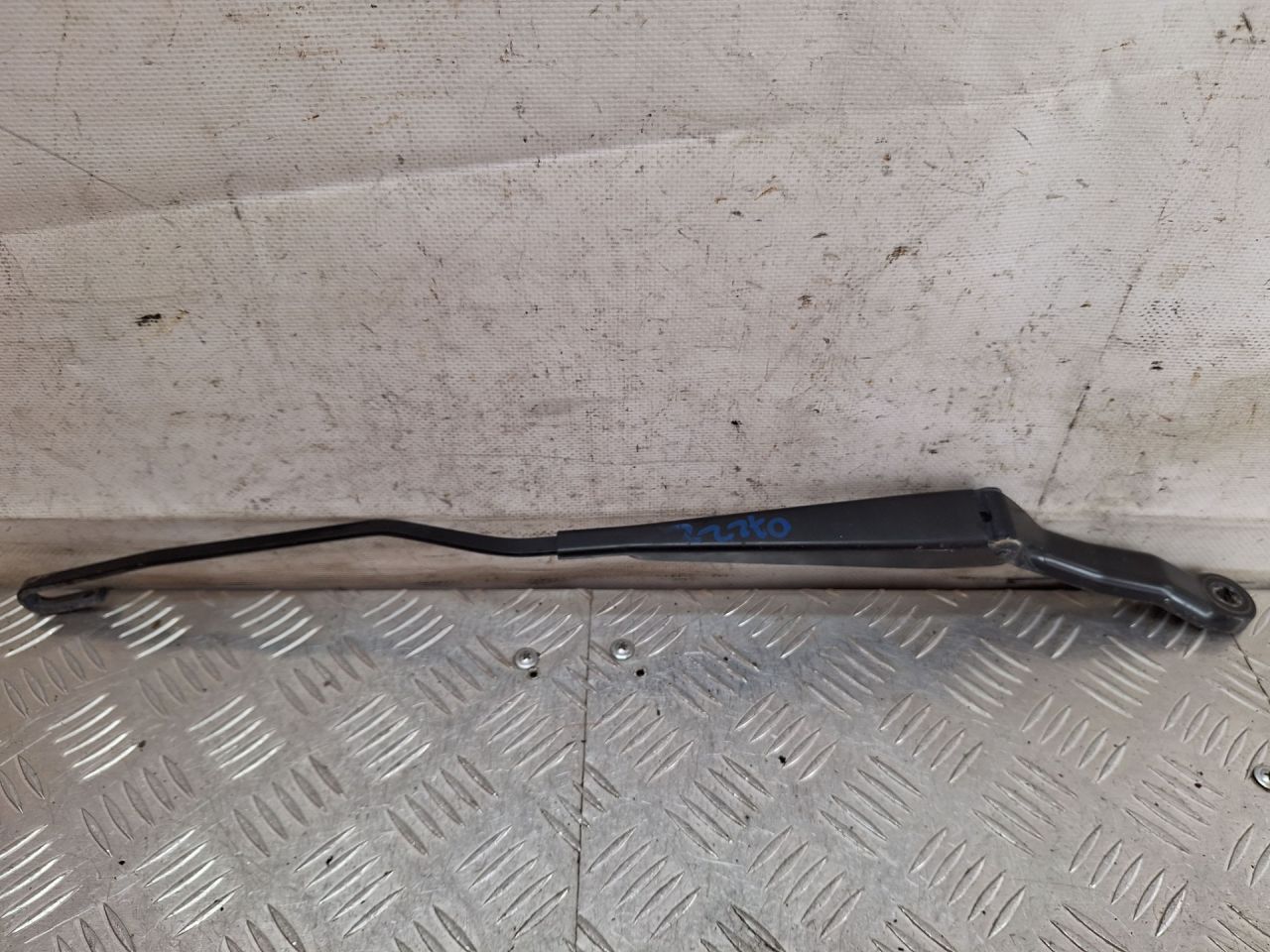 щеткодержатель (поводок стеклоочистителя, дворник) Peugeot 206 1 поколение 2002, 2.0 л., RFN (EW10J4), бензин, МКПП, серебро, кабриолет, передний привод - фото №1