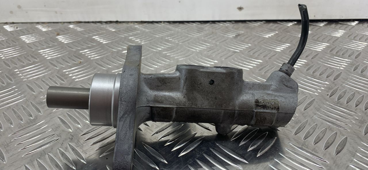 цилиндр тормозной главный Renault Duster 1 поколение 2014 - фото №1