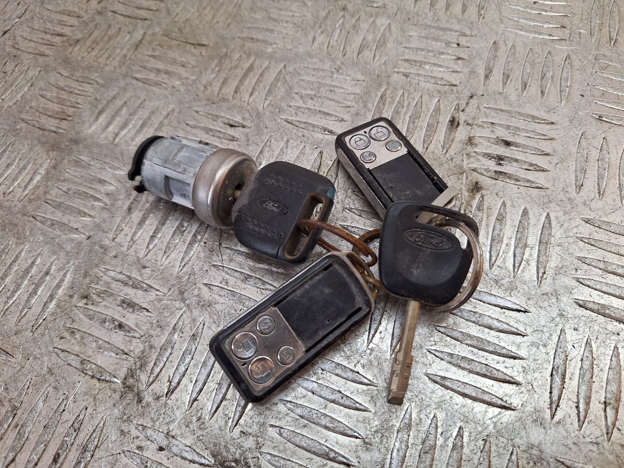 замок зажигания Ford Focus 1 поколение 2000, 1.4 л., FXDC, бензин, МКПП, серебро, хетчбэк 3 дв., передний привод - фото №1