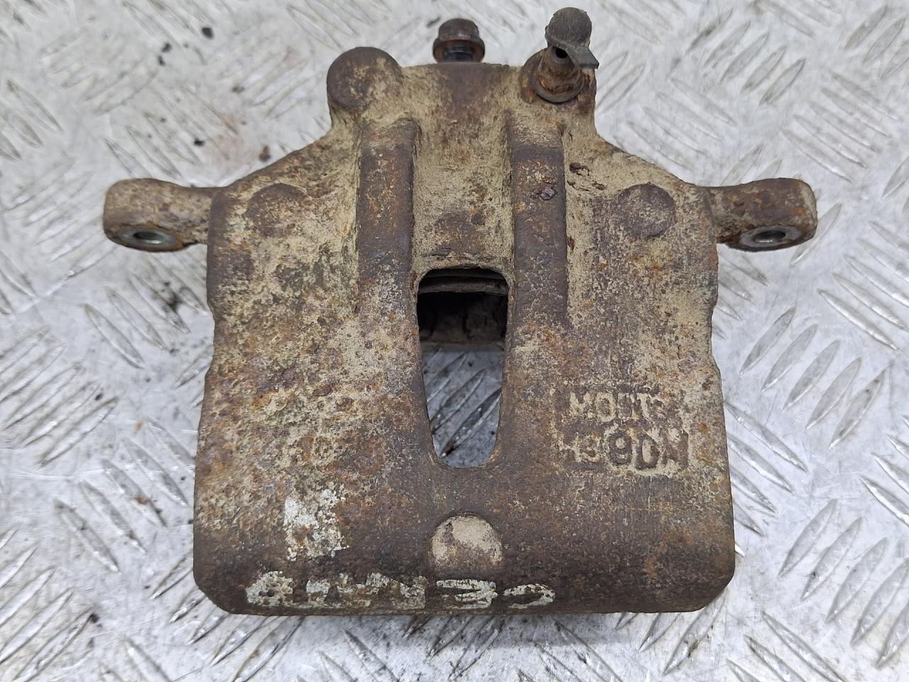 суппорт передний левый Kia Cerato 2 поколение (2009 - 2013) - фото №1