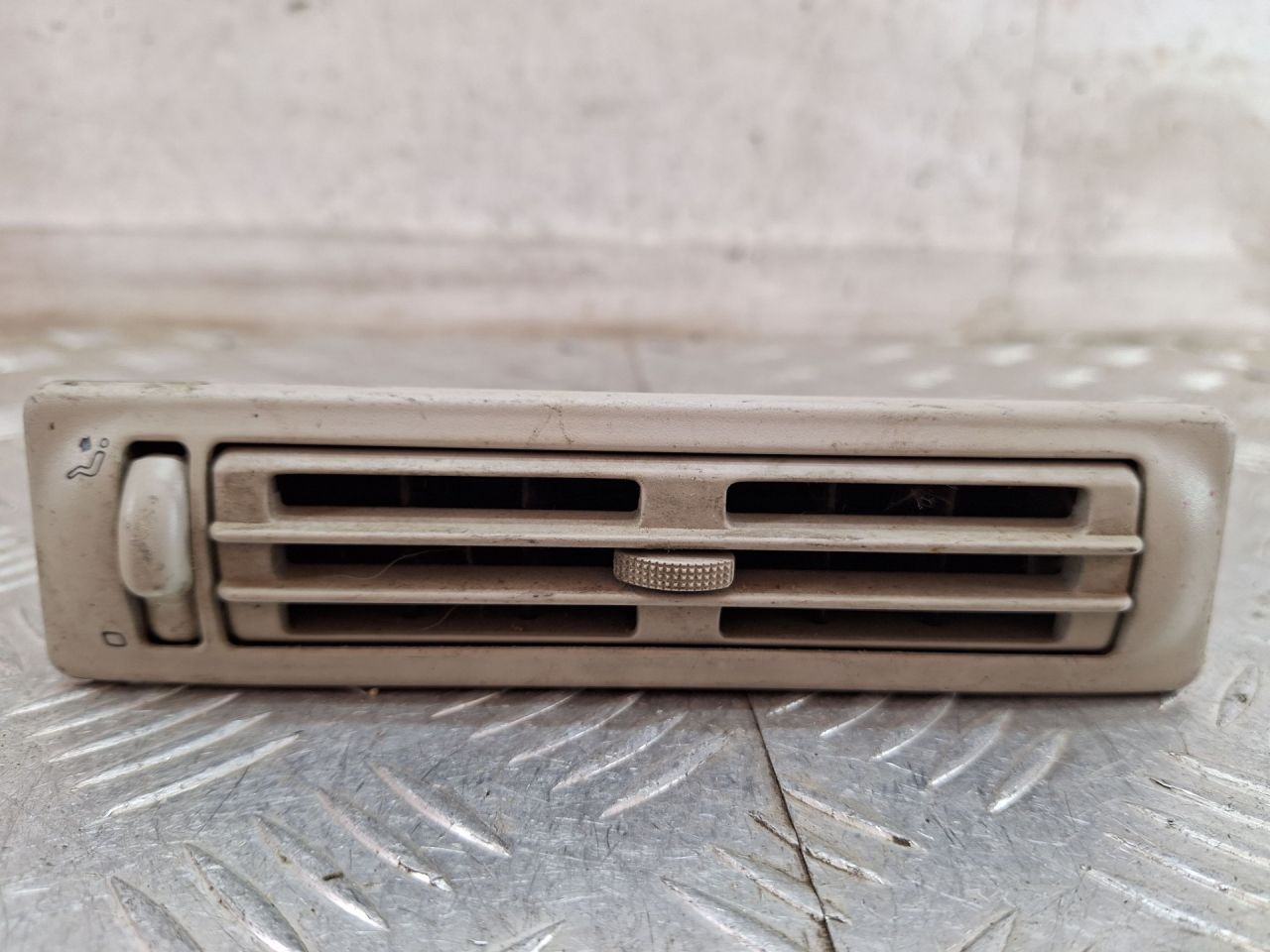 дефлектор обдува салона Volkswagen Transporter T4 (1990 - 2003), 703820963 - фото №1