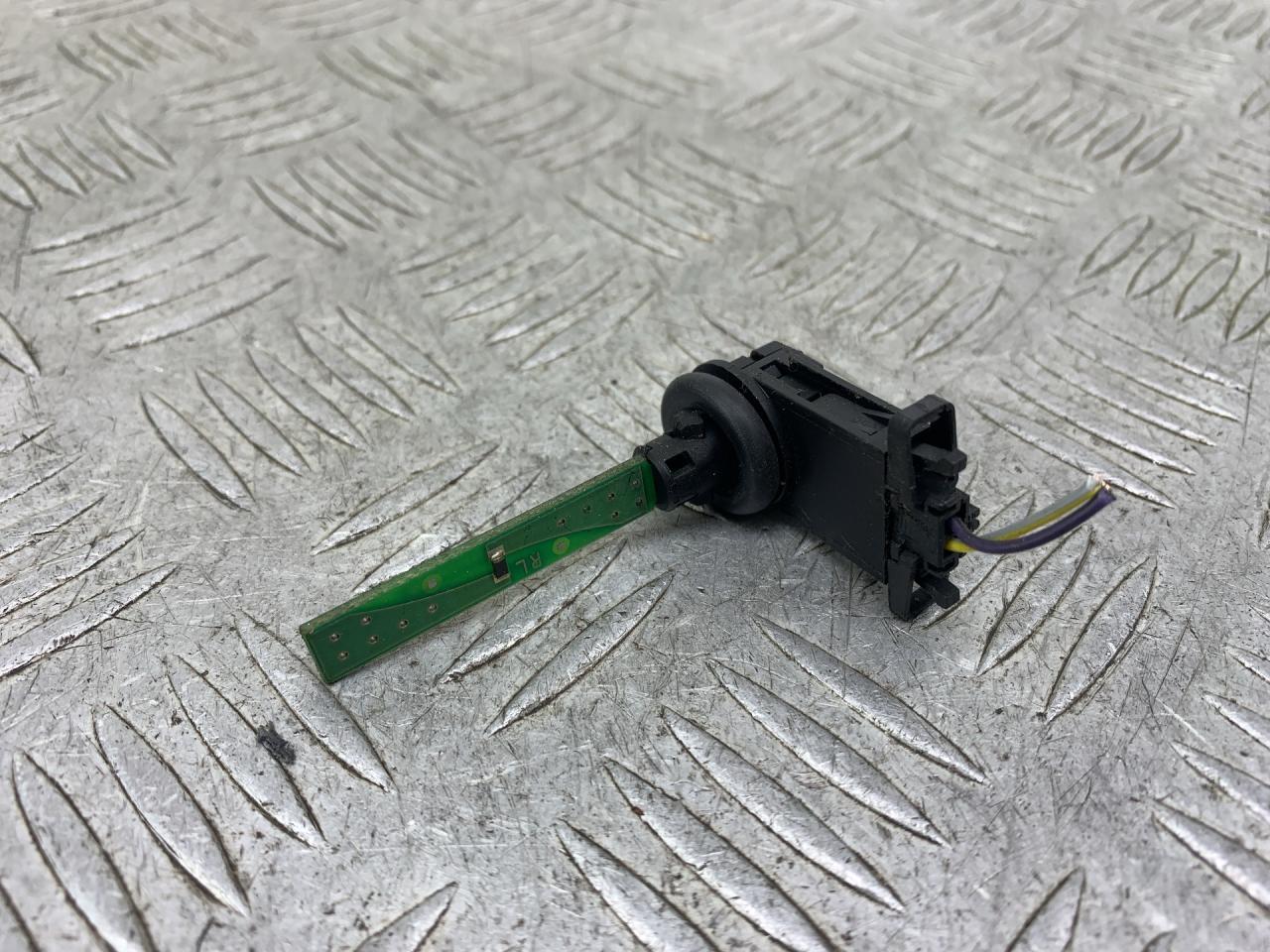 датчик температуры Lancia Thesis 1 поколение 2005, 2.4 л., 841 D.000, бензин, МКПП, темно-синий, седан, передний привод, B837784301, 588730200 - фото №1