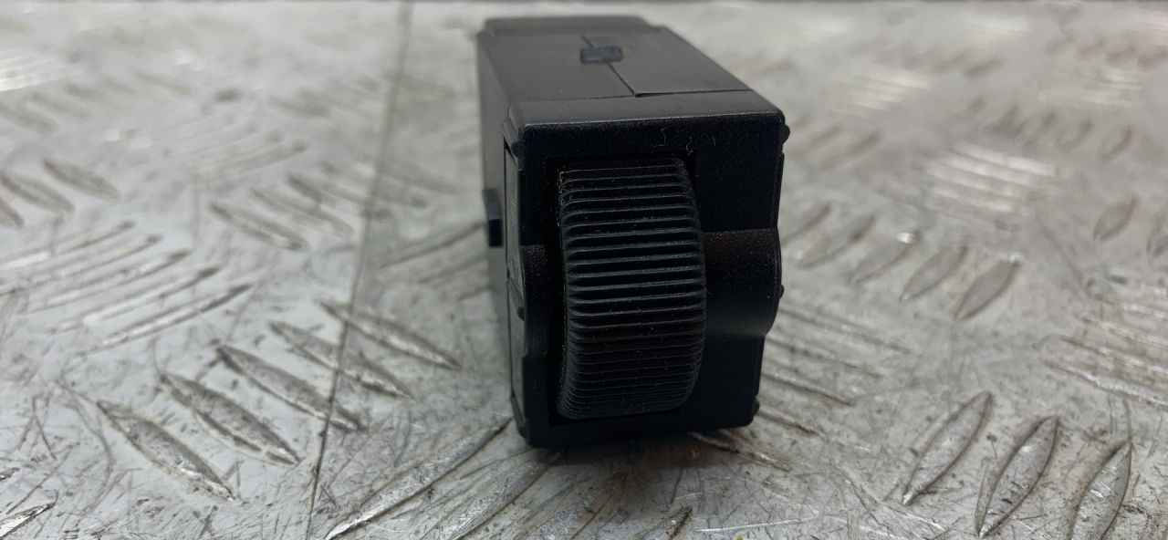 кнопка регулировки света Mitsubishi Carisma 1 поколение (1995 - 1999), LK04000900, MR114072 - фото №1