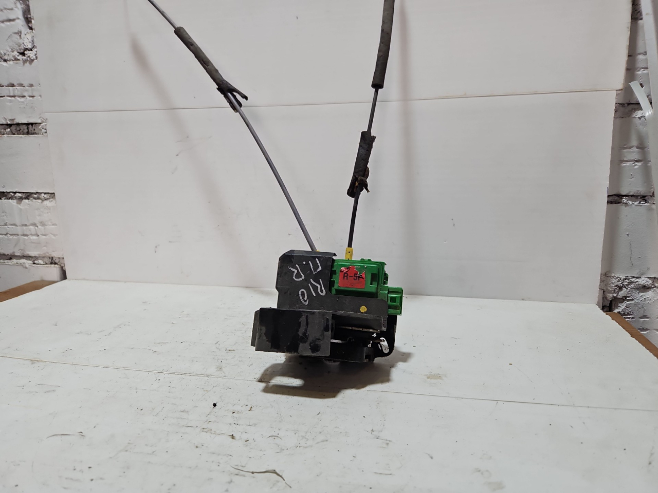 замок двери передней правой Kia Rio 3 поколение 2015 - фото №1